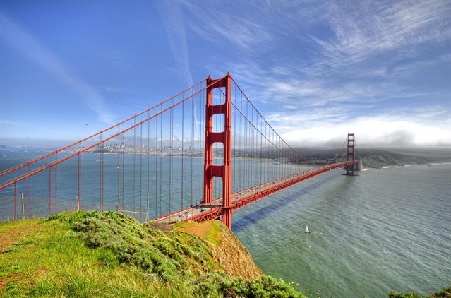 Das Bild zeigt die "Golden Gate Bridge" in San Francisco. Was ausserhalb von Portugal fast niemand weiss, dass sie mit der Brücke  "Ponte 25 de Abril" in Lissabon einen Doppelgänger hat. Dies ist der Tatsache zu verdanken, das die American Bridge Company beim Bau in Lissabon mitwirkte, die auch die Hängebrücke in San Francisco gebaut hat.